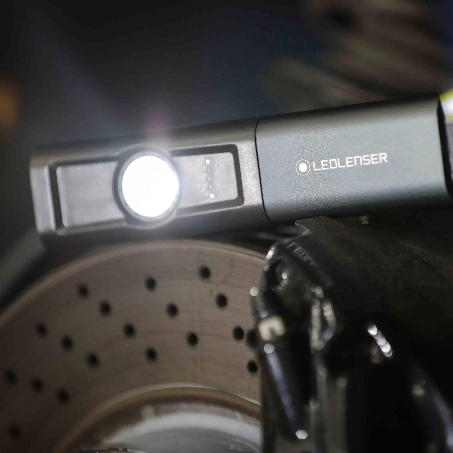 LEDLENSER Akku-Arbeitsleuchte IW5R 3,7V (502004) 125-300 Lumen In Der Box 4 LEDLENSER Akku-Arbeitsleuchte IW5R 3,7V (502004) 125-300 Lumen In Der Box – Bild 4