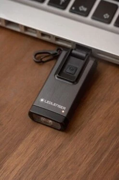 Ledlenser K6R LED Taschenlampe Schlüsselbundleuchte Grau -Ledlenser ledlenser k6r schluesselanh nger grau 502577 beispiel3 720x600