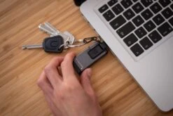 Ledlenser K6R LED Taschenlampe Schlüsselbundleuchte Grau -Ledlenser ledlenser k6r schluesselanh nger grau 502577 beispiel5 720x600