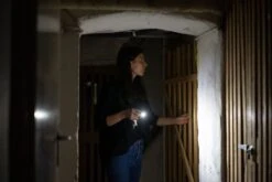 Ledlenser K6R LED Taschenlampe Schlüsselbundleuchte Grau -Ledlenser ledlenser k6r schluesselanh nger grau 502577 beispiel7 720x600