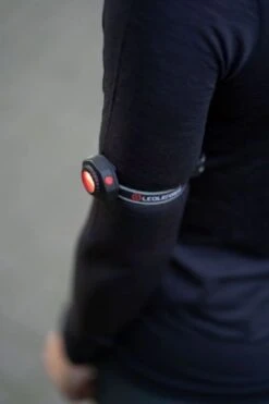 Ledlenser Signallicht CU2R Akku Signallampe Für Oberarm + Rucksack 7 Ledlenser Signallicht CU2R Akku Signallampe Für Oberarm + Rucksack -Ledlenser ledlenser kompaktes aufladbares signallicht oberarm und rucksack 502730 4 720x600